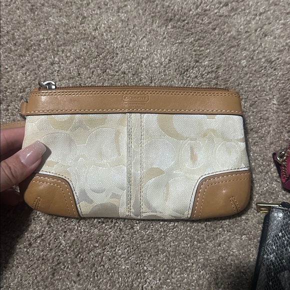 Assorted Wallets Collection with some damage - Picture 5 of 9